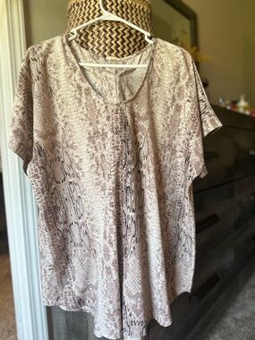 Women's Snake-Print Short Sleeve Top - Neutral Taupe